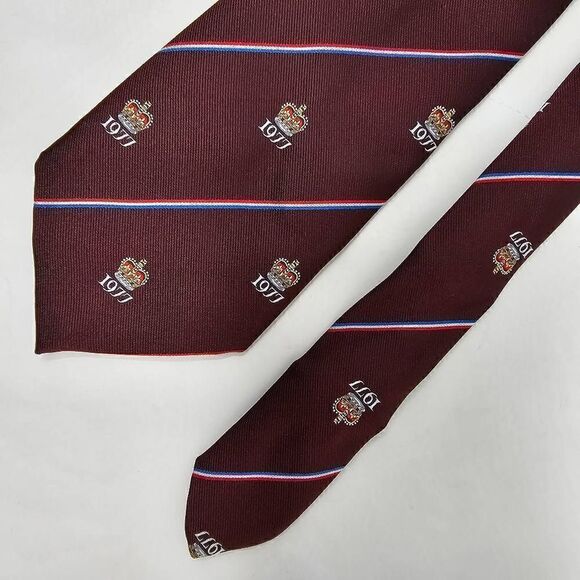 GRENVILLE ENGLAND POLYESTER TIE QUEEN JUBILEE 1977 BURGUNDY STRIPE 4" X 55" - Picture 1 of 2